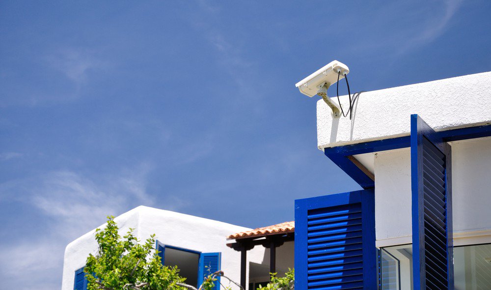 Cámara CCTV filmando la entrada a una vivienda unifamiliar