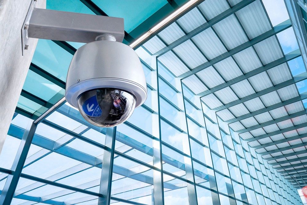 Foto de una cámara que monitorea un edificio de oficinas