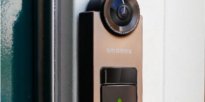 Foto de una cámara integrada en una puerta de entrada