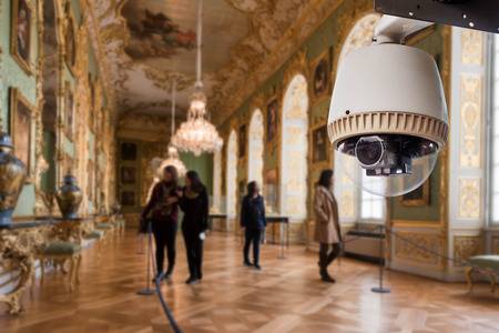 Cámara de vigilancia en un museo